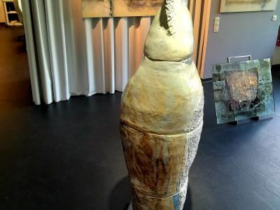 03b, Keramická plastika glazovaná, vhodná do exteriéru.  450x1750mm, cena 4500 EUR