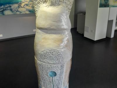 03a, Keramická plastika glazovaná, vhodná do exteriéru.  450x1750mm, cena 4500 EUR